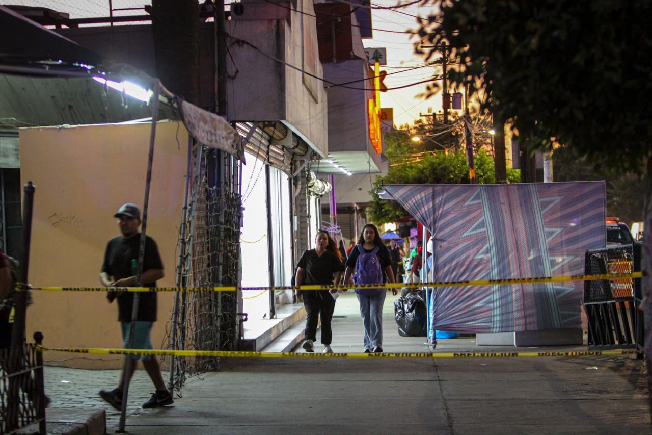 Según información preliminar, el presunto responsable sería un hombre quien vestía un suéter gris con capucha y huyó en dirección a la zona de Burger King. Foto: Cortesía / Border Zoom