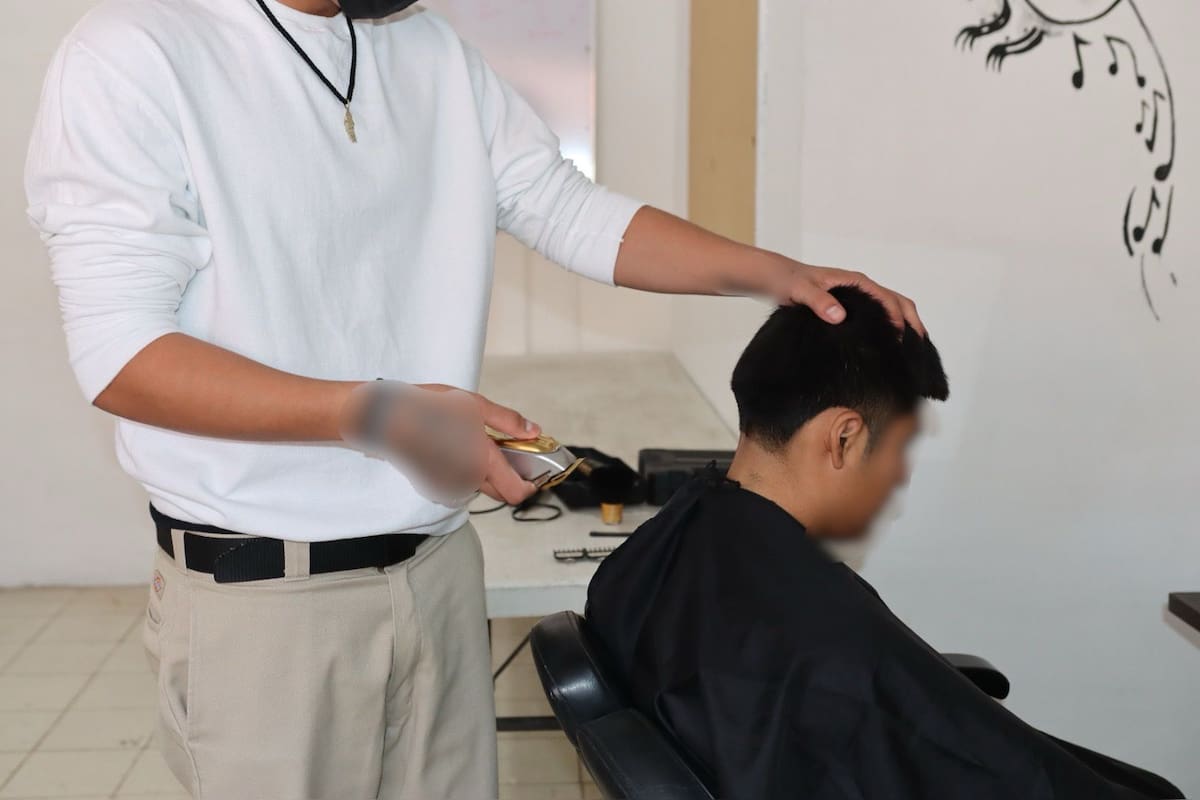 Durante el internamiento los jóvenes reciben capacitación para el trabajo, como es en barbería.