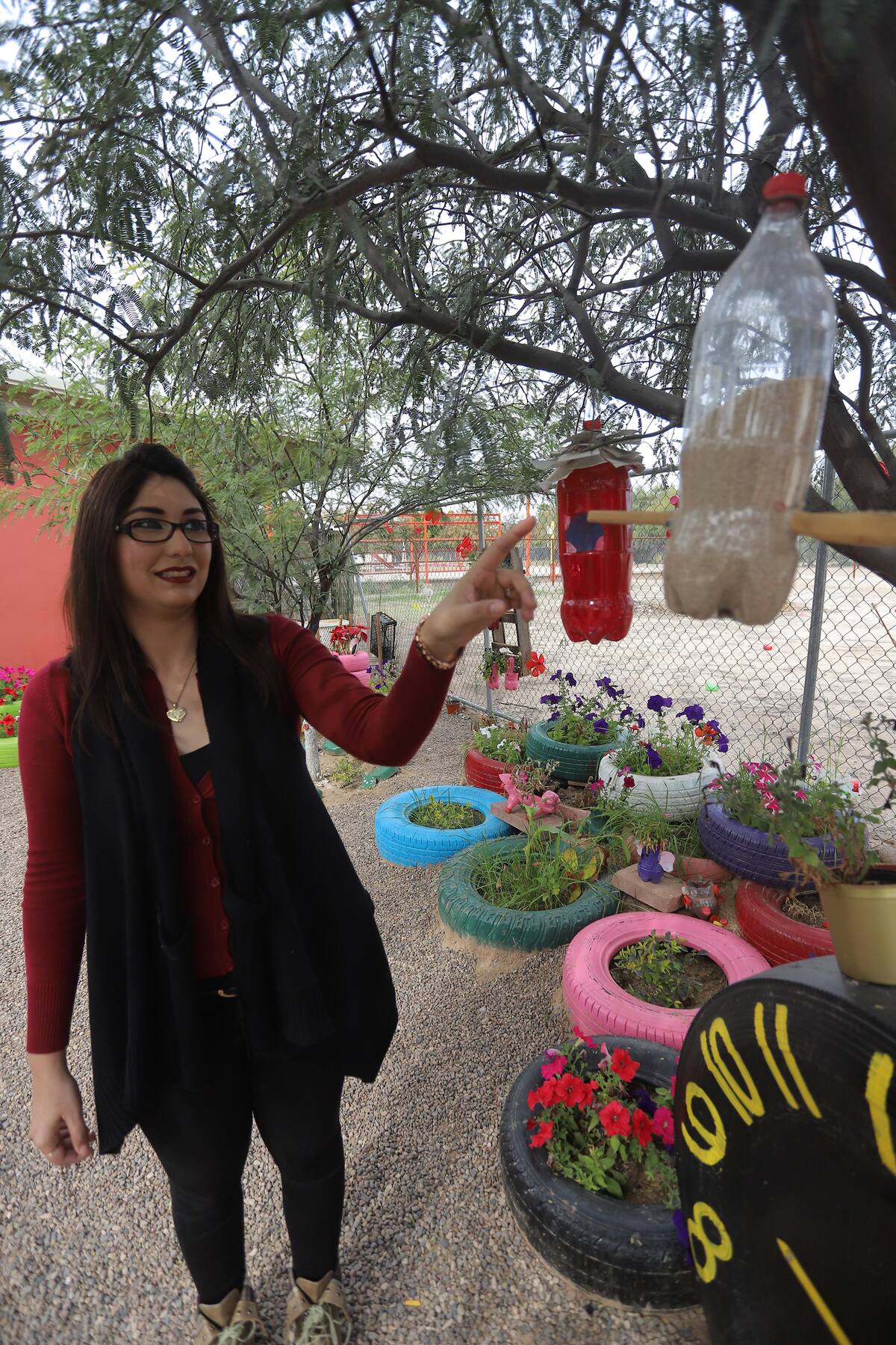 La directora Ana mercedes Escoboza muestra que también hicieron comederos de aves.