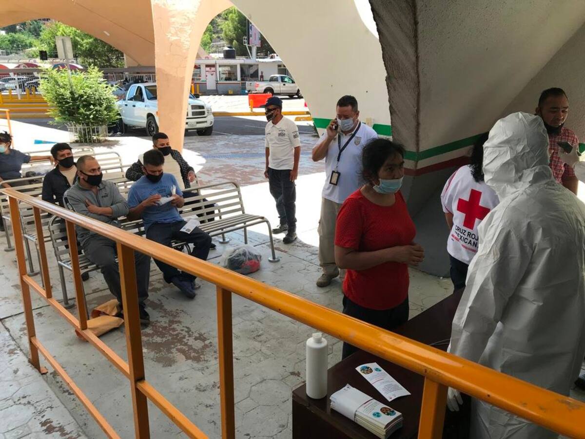 Los migrantes repatriados por Nogales son recibidos por personal del Instituto Nacional de Migración y paramédicos de Cruz Roja, quienes les hacen revisión médico.