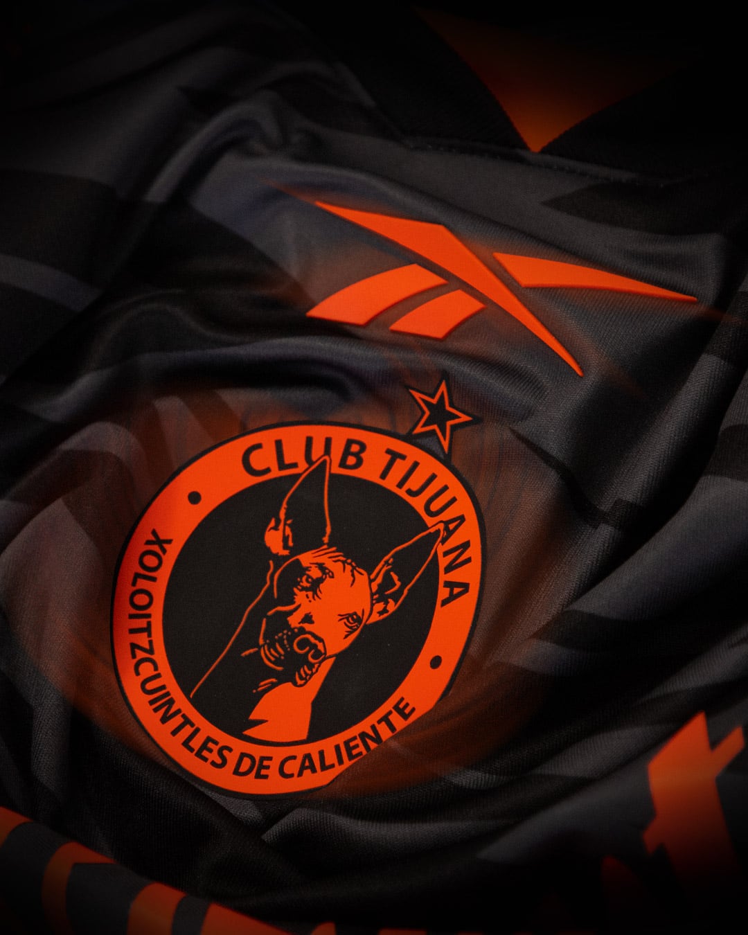 El nuevo jersey alternativo de Xolos estará disponible a partir del 13 de octubre a través de canales seleccionados, incluyendo reebok.mx, XoloShop, xoloshop.com, contenedor Reebok x Xolos, y Tiendas Innovasport de Tijuana. Foto: Cortesía