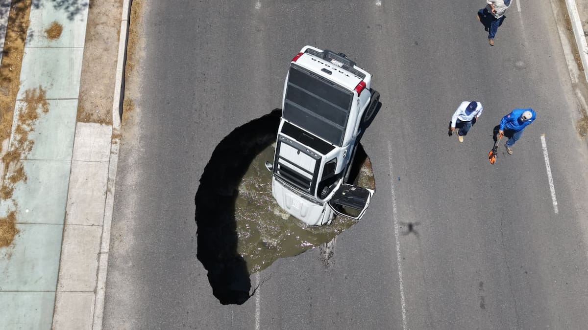 La Toyota Tacoma quedó parcialmente hundida mientras el socavón aumentaba de tamaño cerca de la entrada a Villa Toscana.