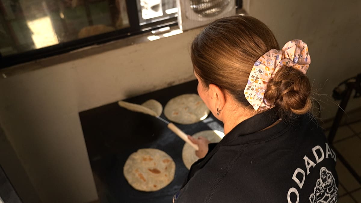Alba Gurrola Navarro atribuye la aceptación de las tortillas de harina
a la receta tradicional que emplean en su elaboración, así como al amor
que le ponen como familia. FOTO: DANIEL SANTACRUZ