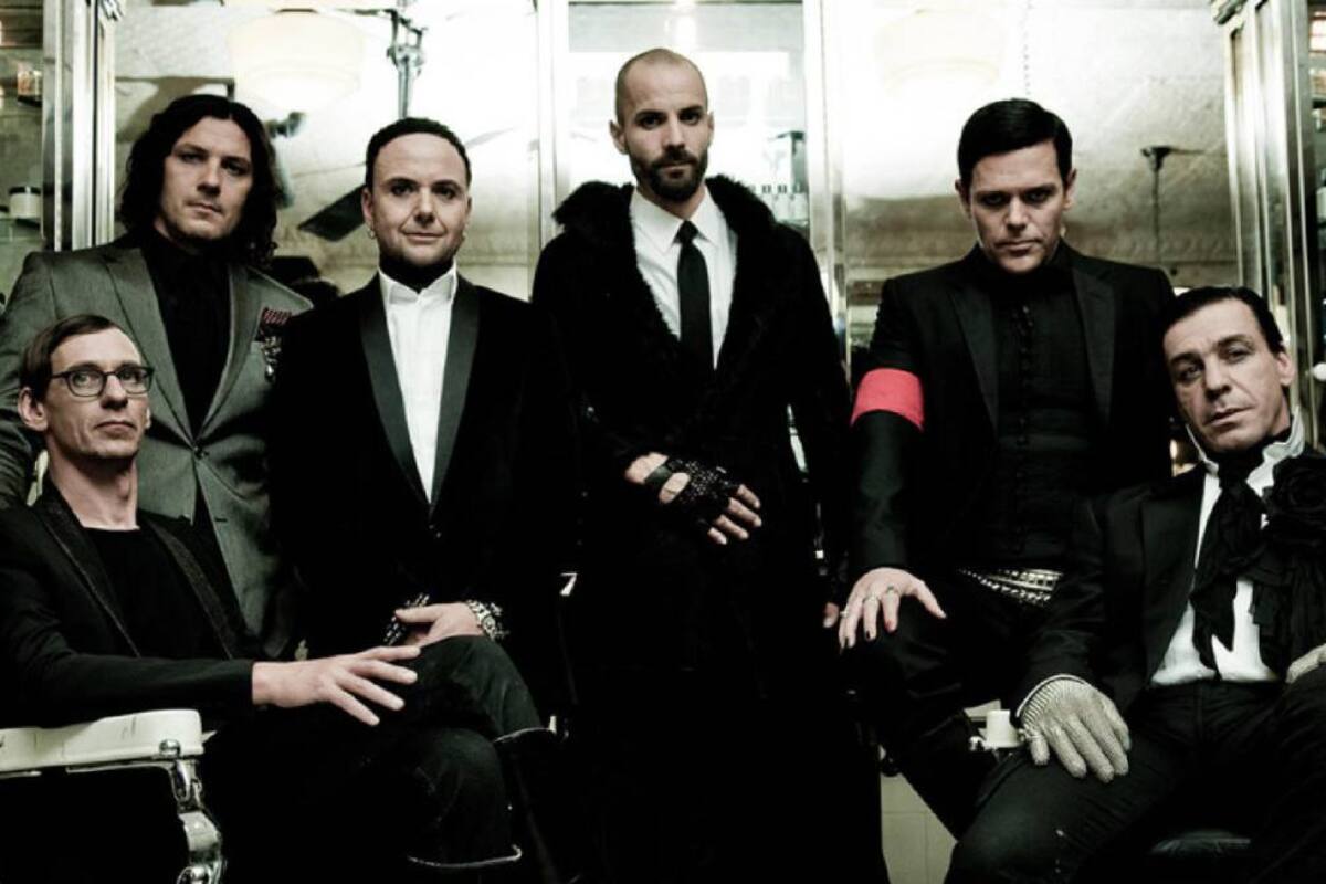 Integrantes de Rammstein, Paul Landers y Richard Kruspe, se besan