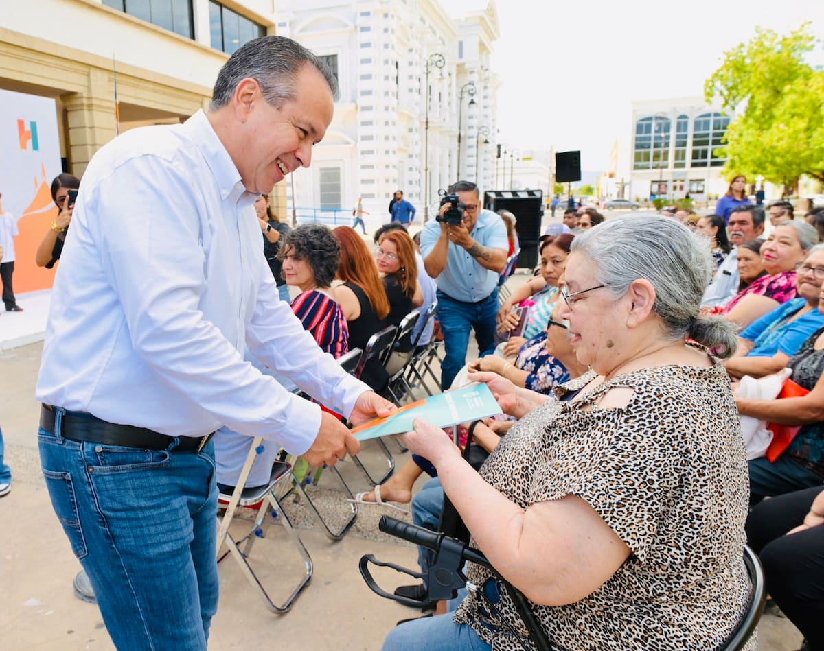 El alcalde Antonio Astiazarán entregó 50 títulos de propiedad a familias de 25 colonias de Hermosillo.