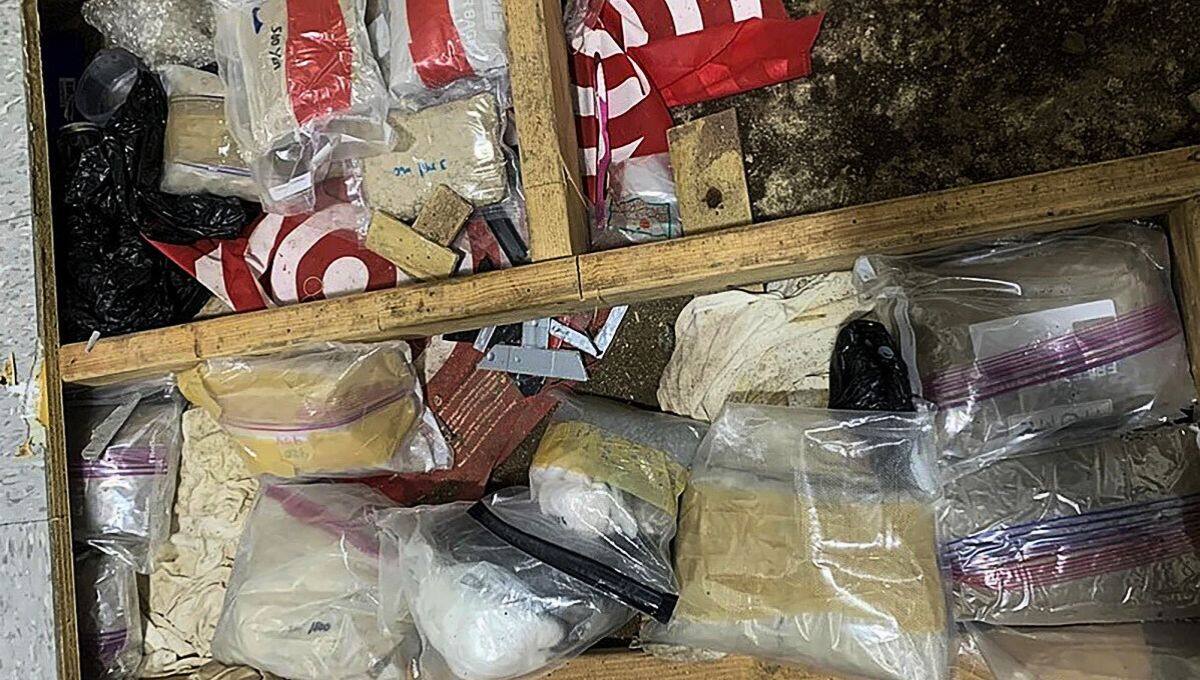 Las autoridades hallaron drogas ocultas en el área de juegos.