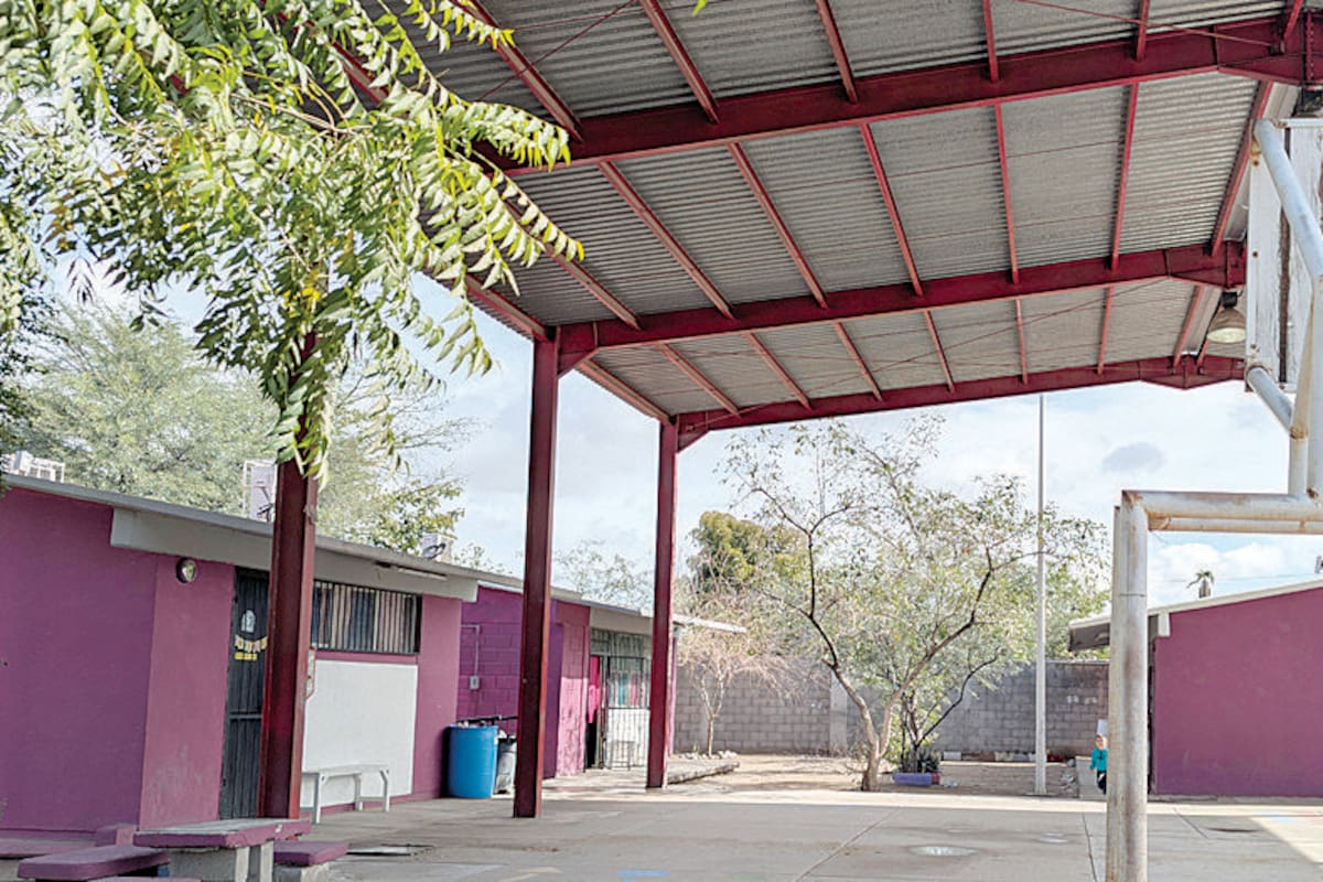 Primaria en ejido El Buey en Hermosillo enfrenta ausentismo escolar por arroyo de aguas negras que dificulta el paso de los estudiantes