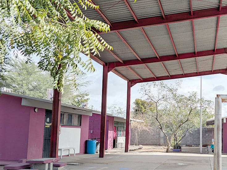 Primaria en ejido El Buey en Hermosillo enfrenta ausentismo escolar por arroyo de aguas negras que dificulta el paso de los estudiantes