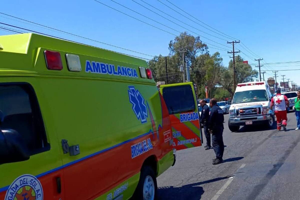 Conductor arrolla a mujer y huye; víctima en estado crítico