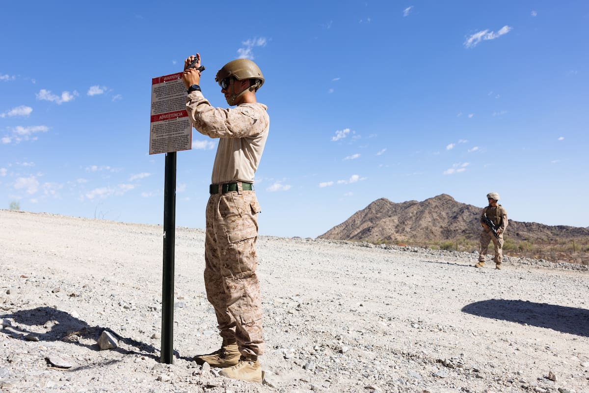 Por órdenes del Pentágono, se despliegan fuerzas militares en frontera de Yuma con México