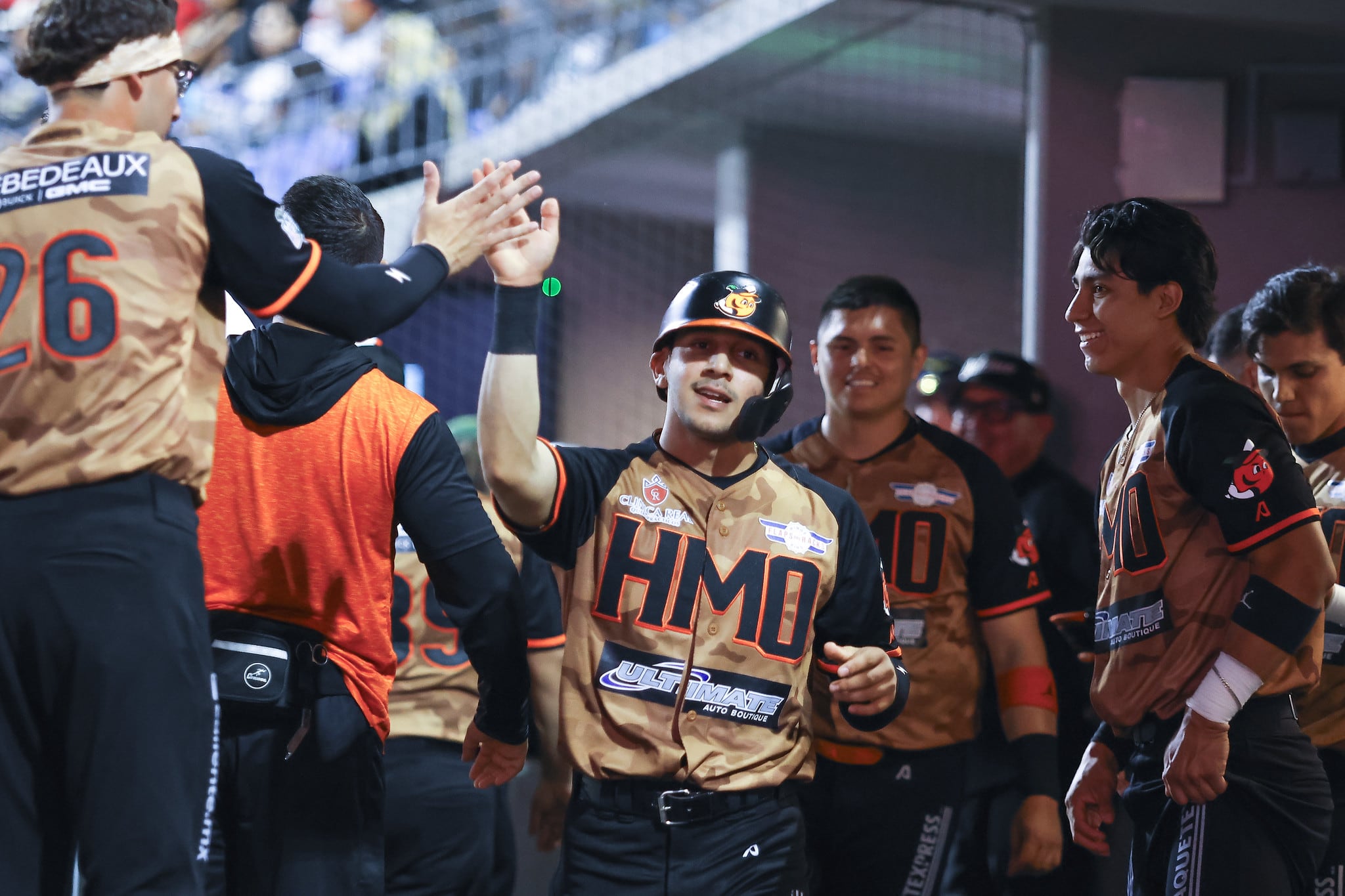 Axel Nieblas es felicitado en el dugout de Hermosillo tras anotar en la séptima entrada. (Foto: Cortesía Naranjeros)
