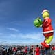 Globos inflables gigantes desfilan por calles de San Diego