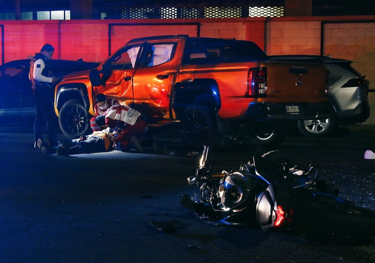 Un motociclista resultó gravemente lesionado tras chocar contra una camioneta en la calle Calafia, en el Centro Cívico de Mexicali. (Saúl Martínez)