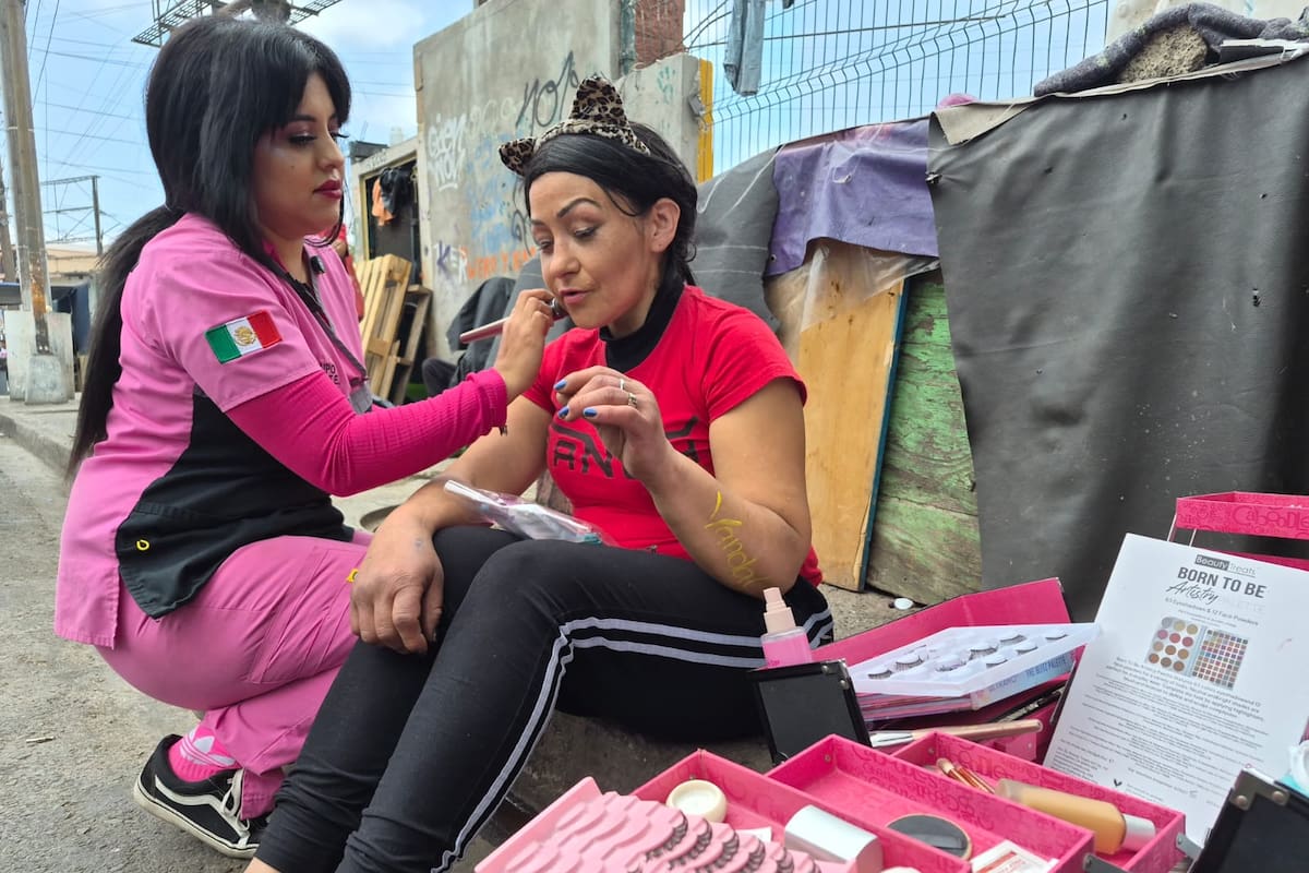 Enfermeras hacen sentir bonitas a mujeres que viven en la calles de Tijuana