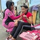 Enfermeras hacen sentir bonitas a mujeres que viven en la calles de Tijuana