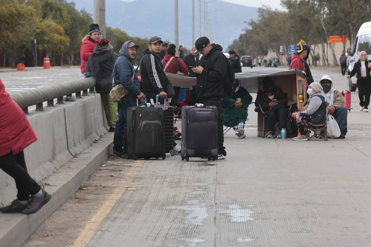 Por segundo día, vecinos del Maclovio Rojas bloquean acceso al Aeropuerto de Tijuana