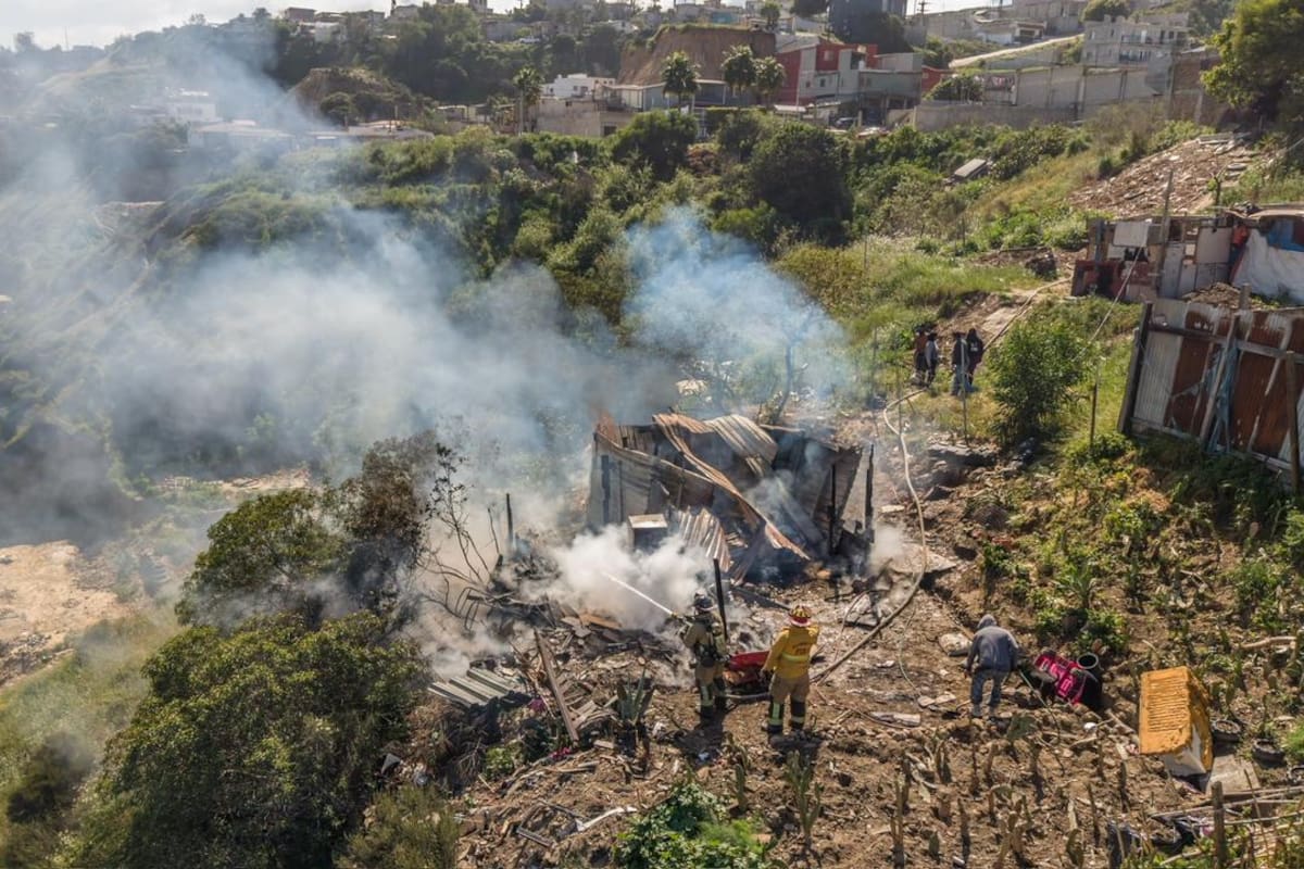 Vivienda de madera se quema en Lázaro Cárdenas