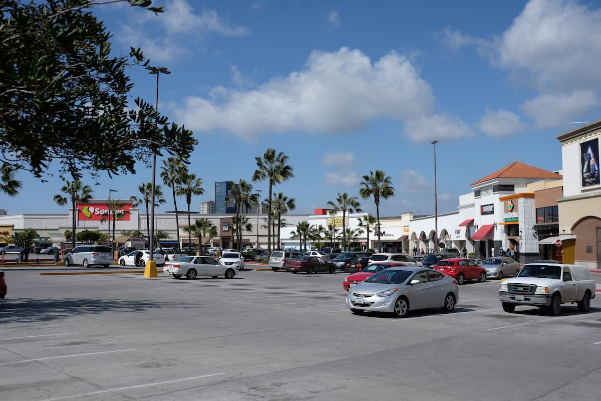 Al menos 13 plazas comerciales fueron clausuradas esta semana por personal de Inspección y Verificación debido a la falta de documentación y permisos para operar. Foto: archivo