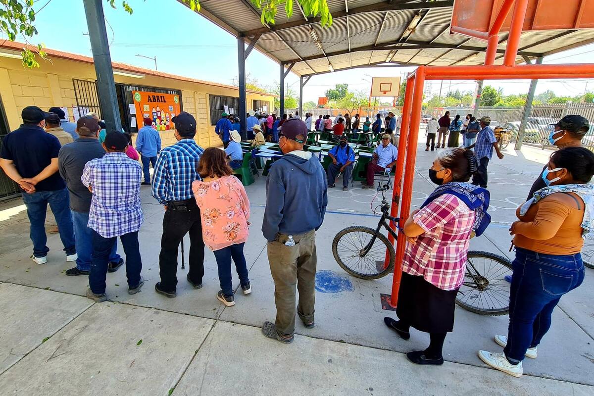 Habitantes de Miguel Alemán acuden temprano a la consulta de Revocación de Mandato