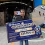 Un gerente de supermercado en Puebla corrió para salvar a una niña de ser atropellada en la calle y su empresa le entregó 20 mil pesos como recompensa por su rápida reacción ante el peligro inminente