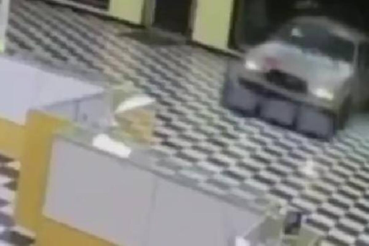 Choca contra tienda de una tienda para robarla