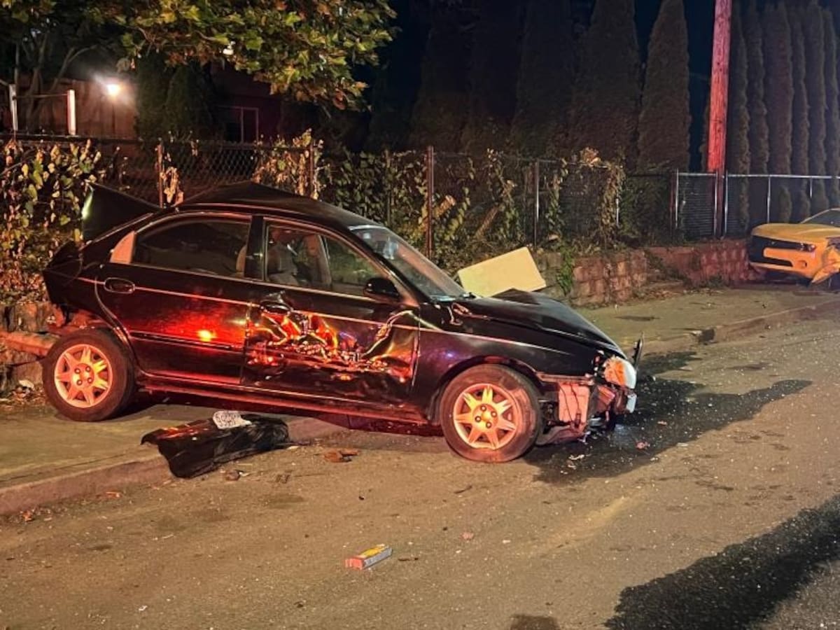 Hombre roba camión de bomberos y lo estrella contra 16 autos estacionados / Departamento de Bomberos de Everett.