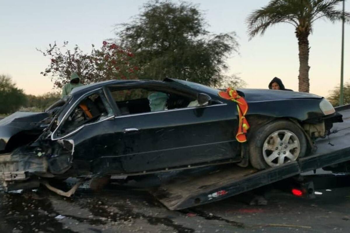 Conductor vuelca y choca contra palma de camellón por circular a exceso de velocidad