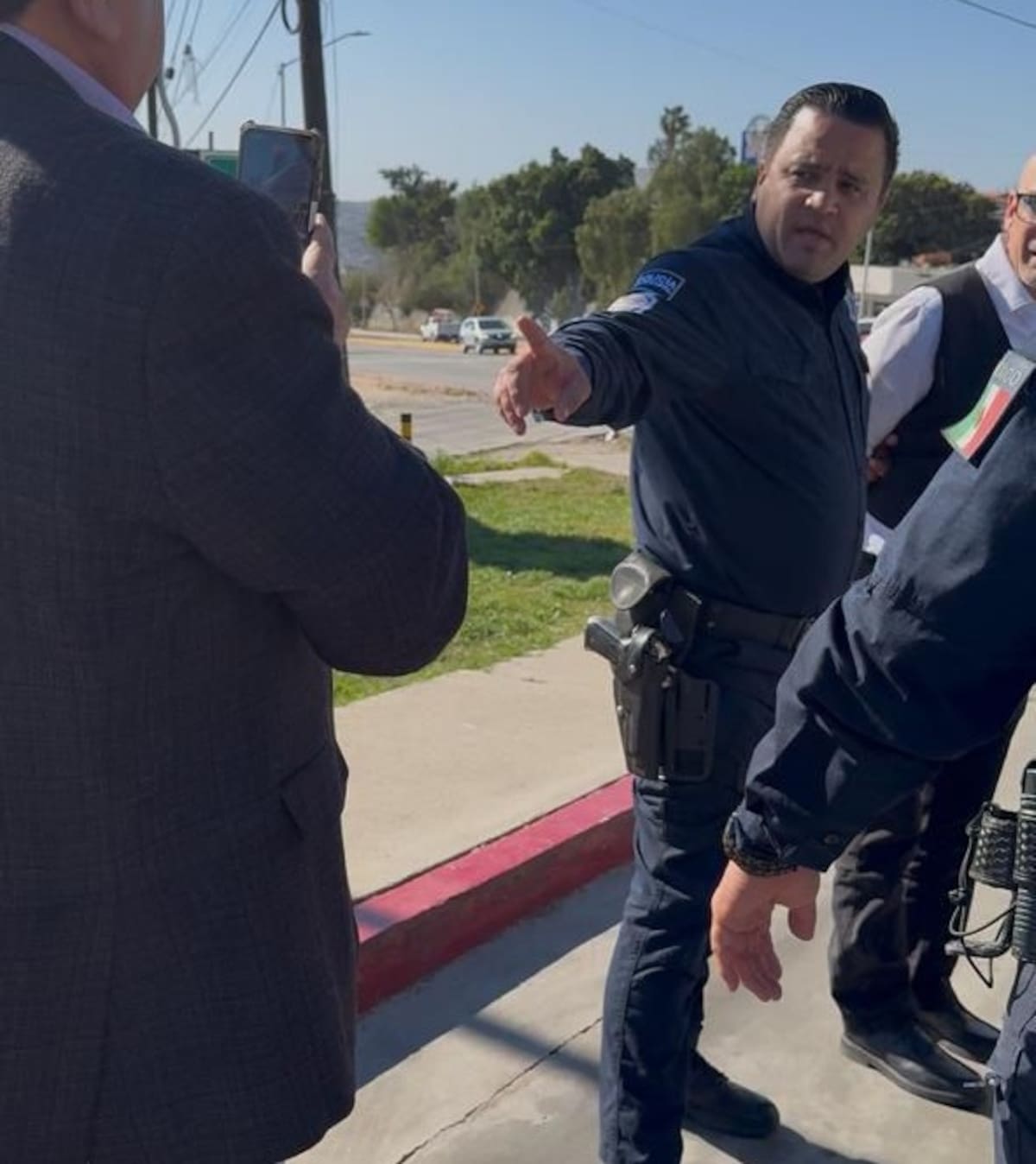 Olivaldo Paz y Héctor Riveros, presidente y vicepresidente de la Cámara Nacional de Comercio de Tijuana, anunciaron que presentarán una denuncia de hechos contra elementos de la Policía Municipal por presunto abuso de autoridad y daños. Foto: Video Redes