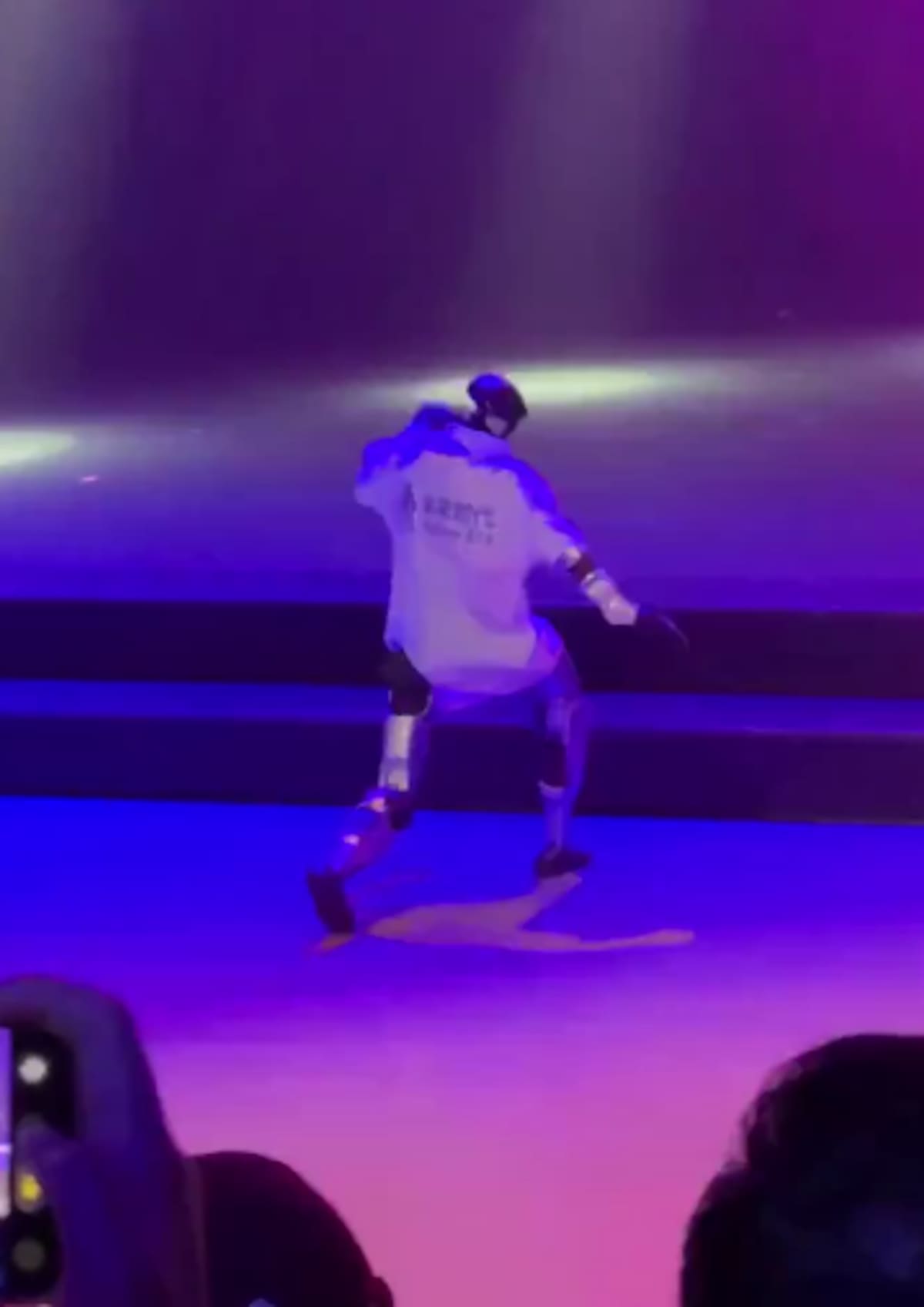 Un robot humanoide quiso imitar a Michael Jackson con “Billie Jean”, pero una caída exhibió los límites de la robótica. | Captura de pantalla