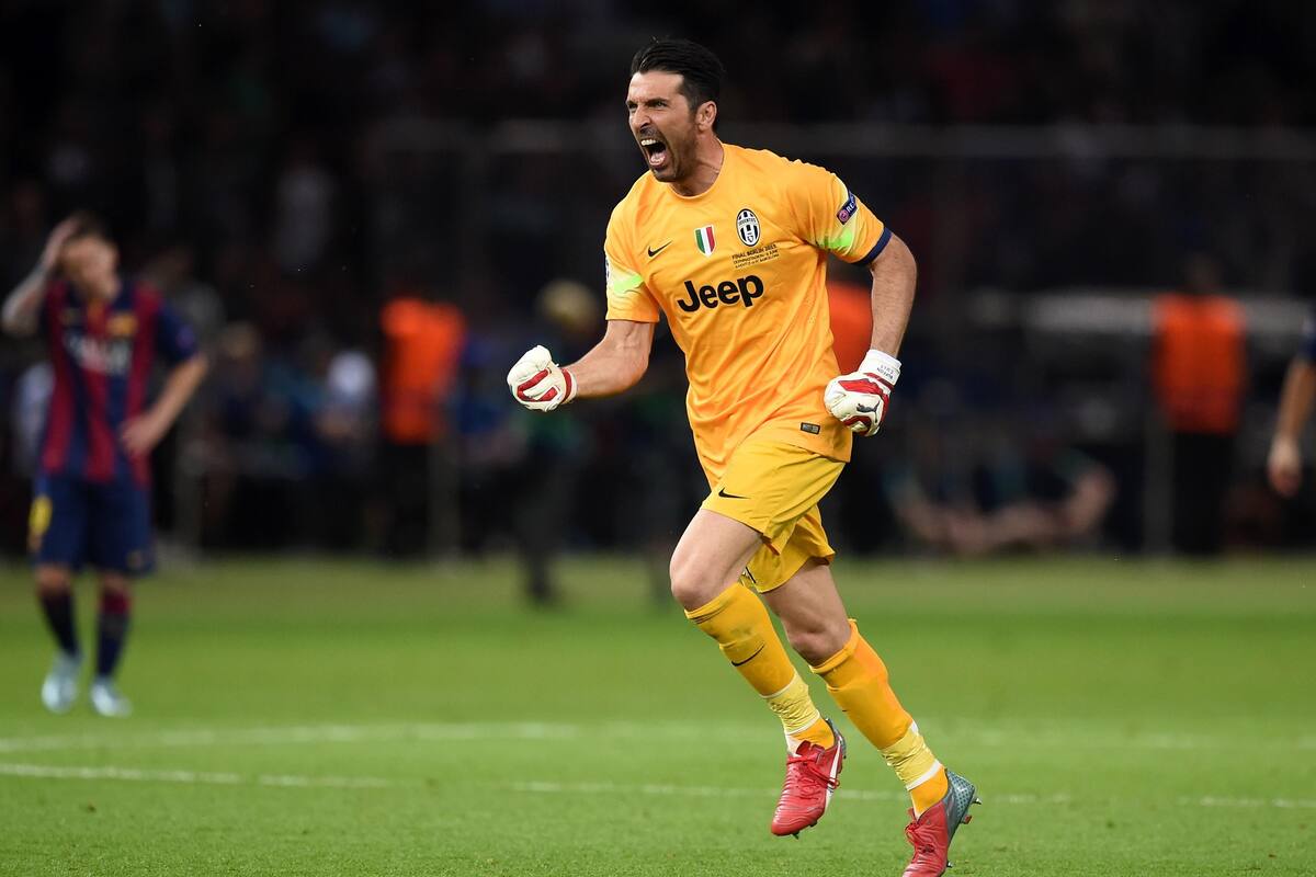 Buffon presume colección de camisetas de generaciones "padres e hijos"