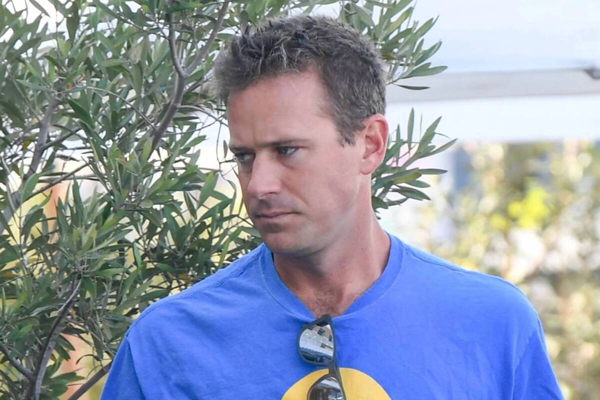 Armie Hammer vende su camioneta tras no poder costear el combustible