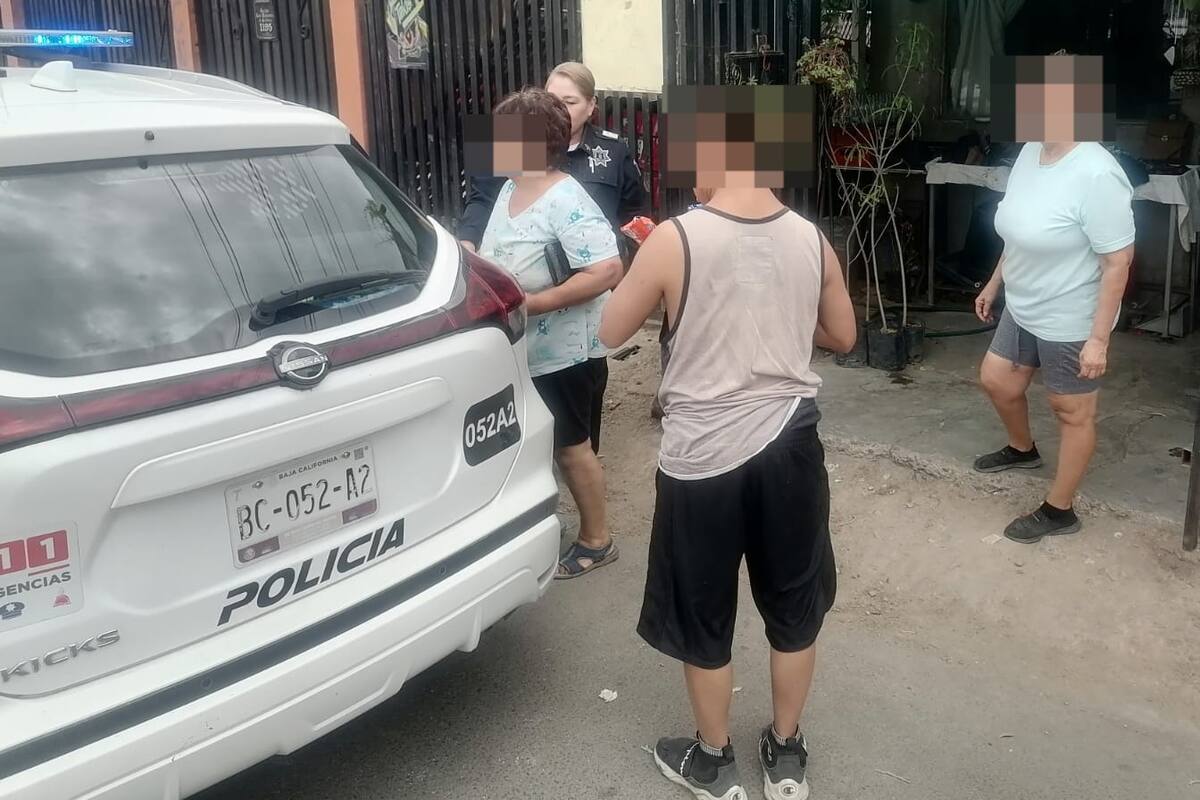 Policías reúnen a joven con síndrome Down con su familia