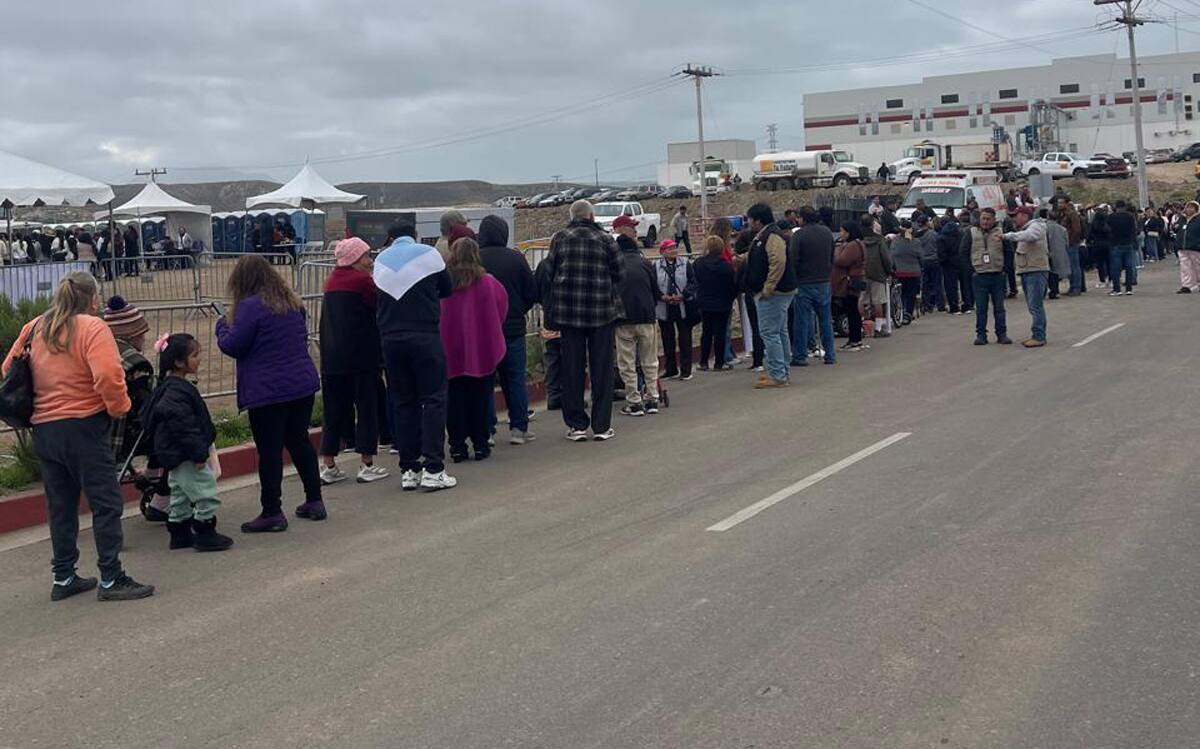 Cientos de personas ya hacen fila para ingresar al recinto.