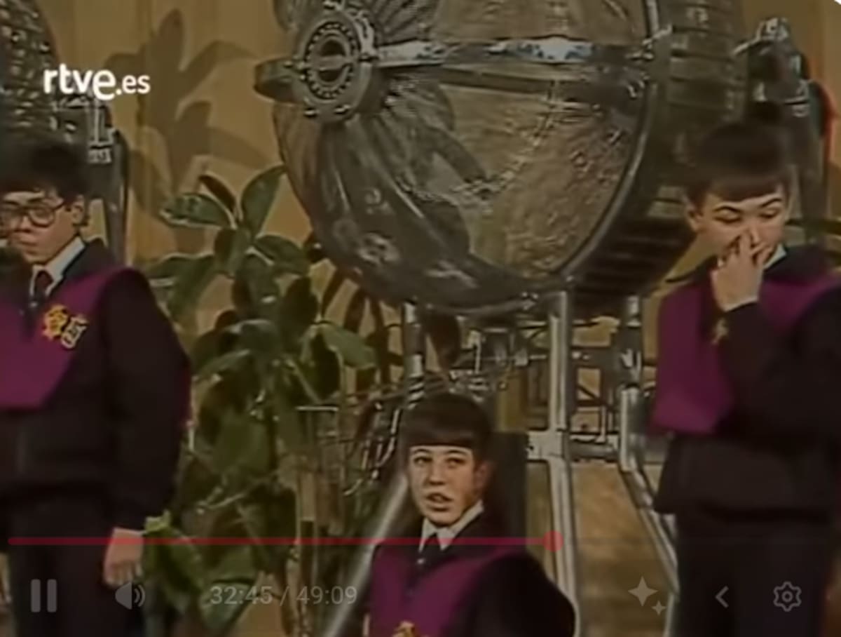 Los niños apoyaban a sacar las pelotas con los nombres de los países para acomodar los grupos del Mundial España 1982. | Captura de video rtve.es