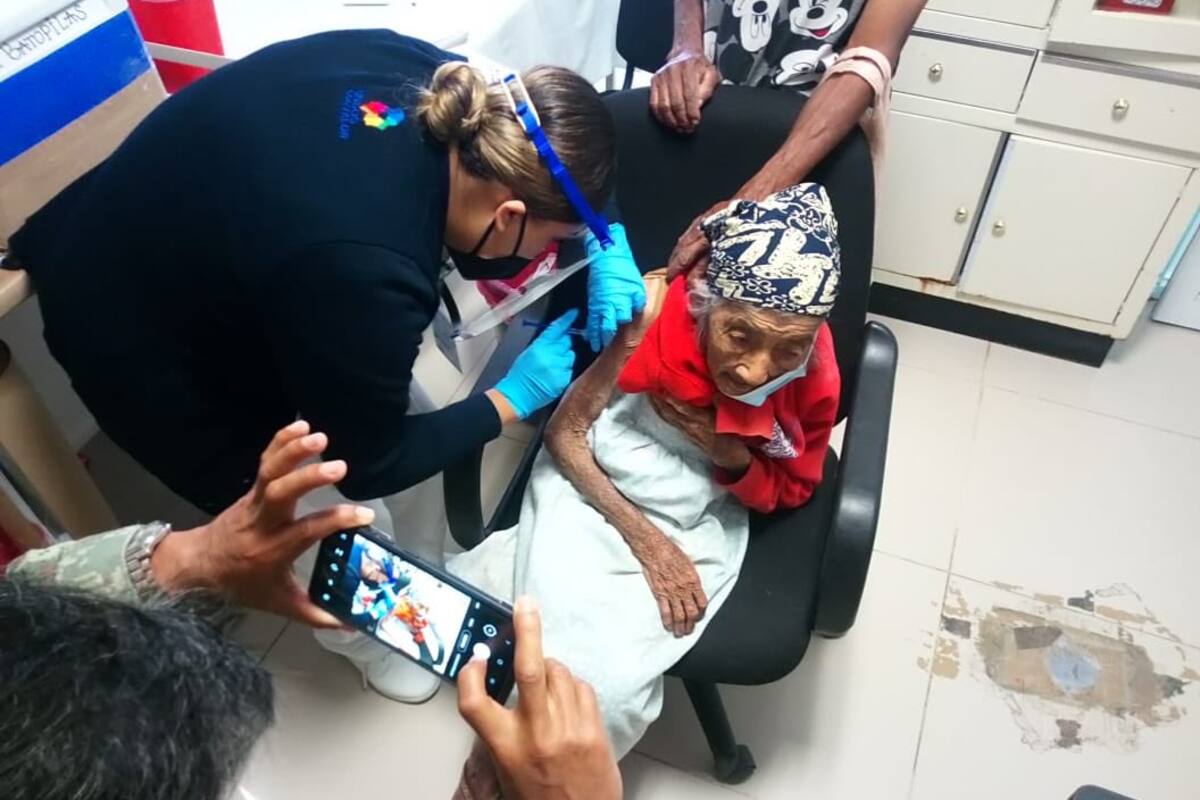 Mujer de 100 años llega a vacunarse contra Covid a bordo de carretilla