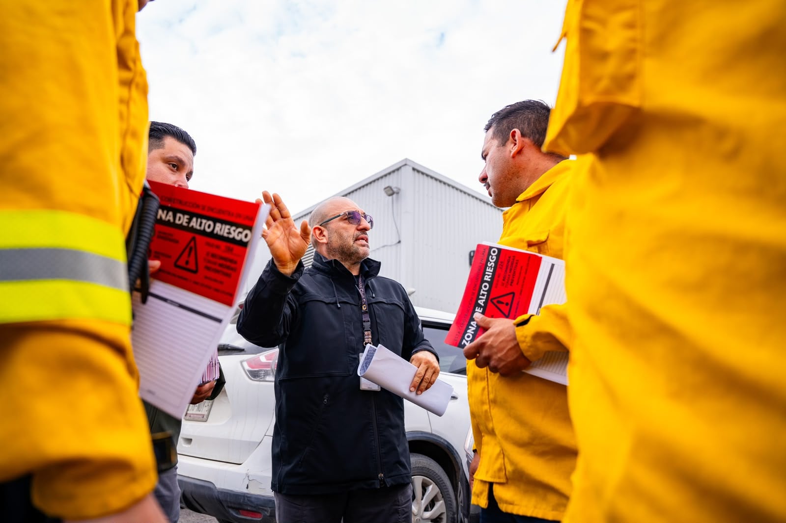 Personal de Protección Civil de Ensenada coloca engomados preventivos y difunde recomendaciones en español, triqui y mixteco para advertir a las familias sobre posibles inundaciones y crecidas de arroyos. Foto: Cortesía