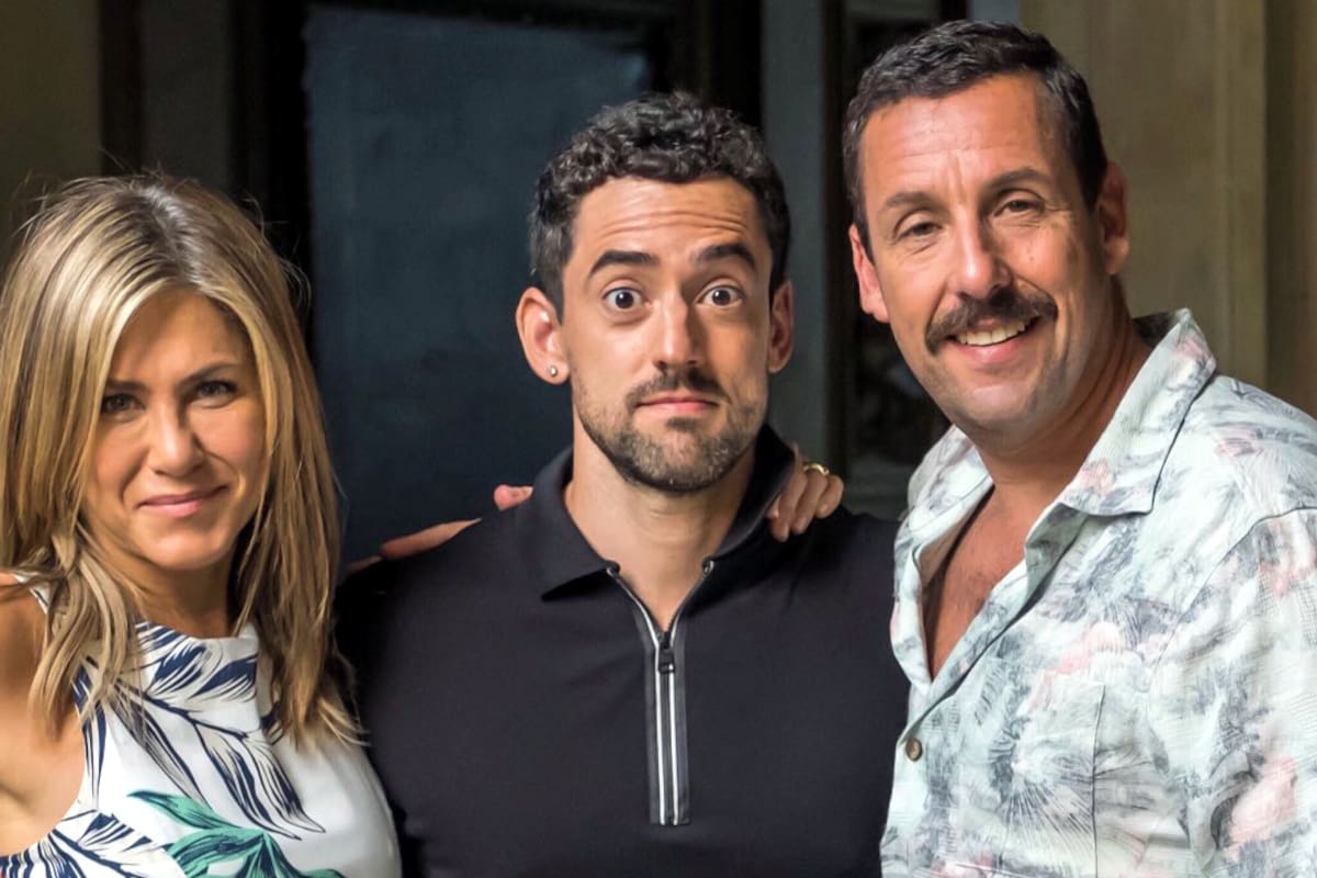 Luis Gerardo Méndez posa a lado de Jennifer Aniston y Adam Sandler