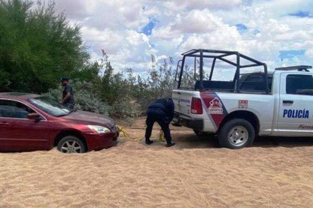 Policías rescatan a familia varada en desértica brecha de Caborca