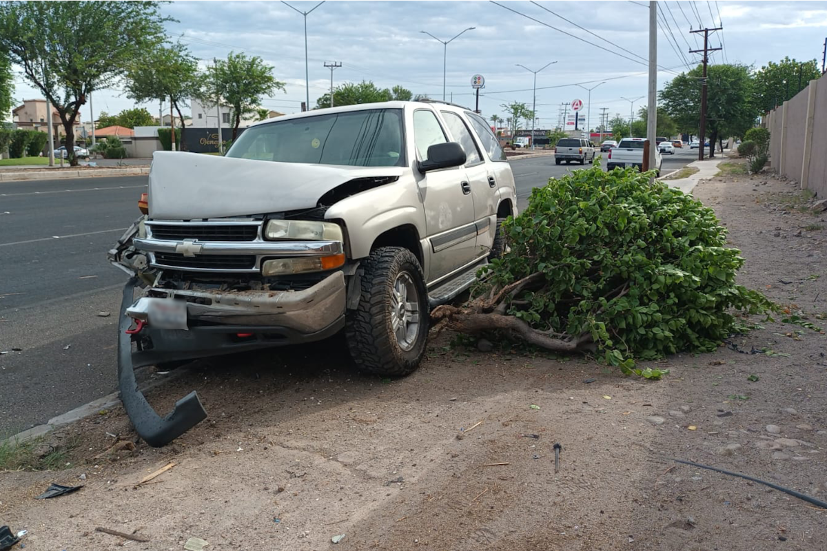 Fuerte choque contra poste deja sin electricidad a varias colonias del sur de Mexicali