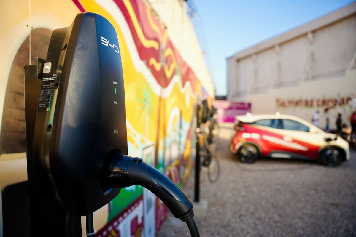 Prioriza gobernadora Marina del Pilar cuidado ambiental con nueva electrolinera para unidades eléctricas oficiales