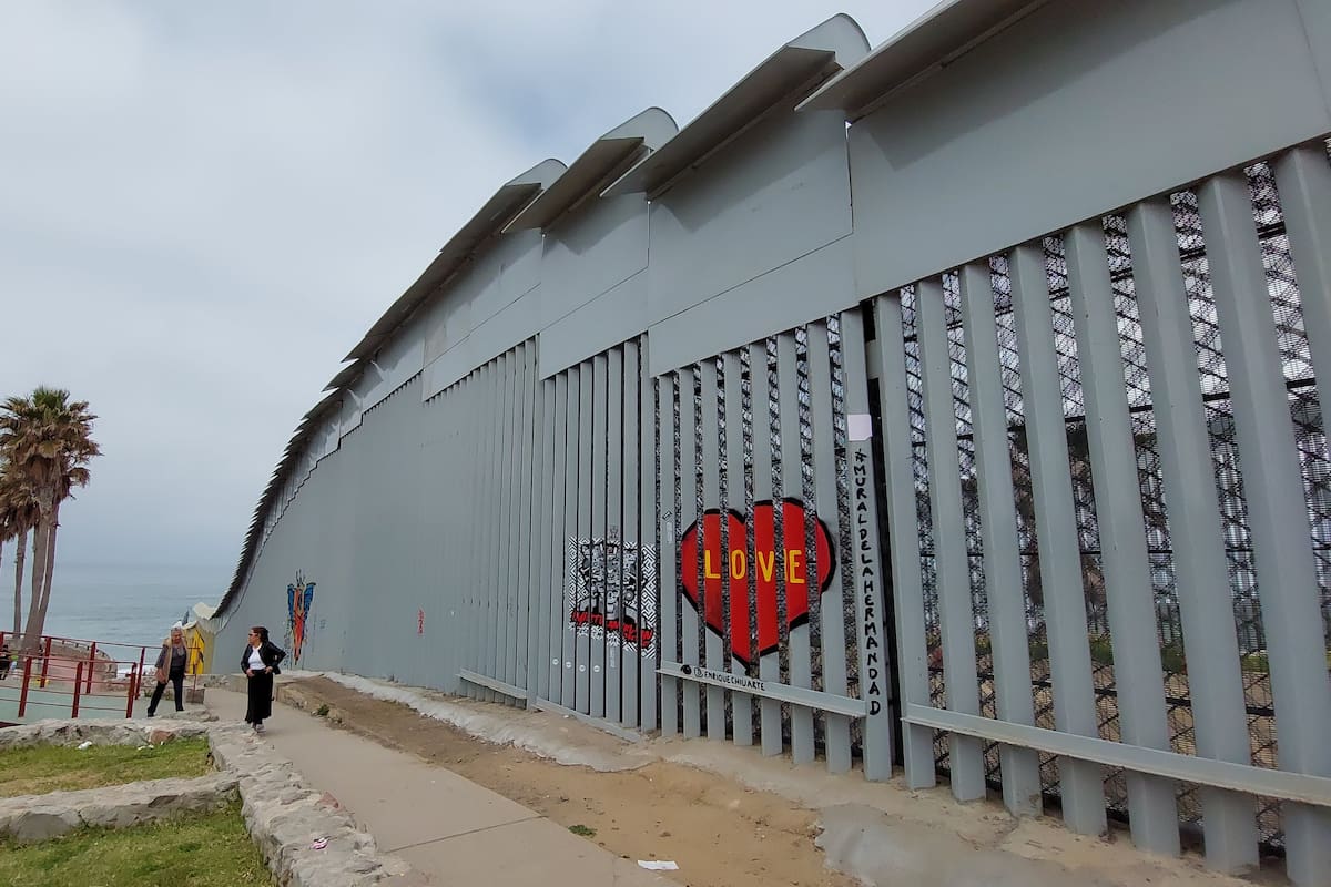 Impiden a familias ‘abrazarse’ en el muro de Playas de Tijuana