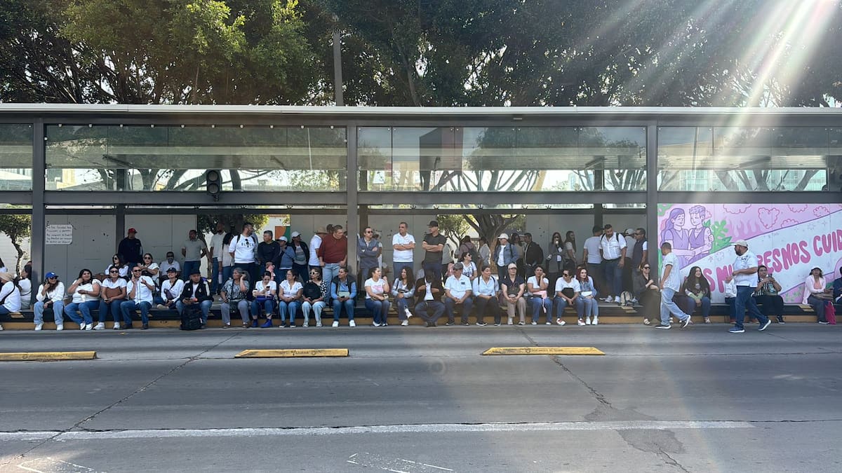 Docentes de diversos planteles se congregaron en el lugar con consignas como “Todos somos Esteban” y “Somos maestros, no doctores”. Foto: Lorena Salinas