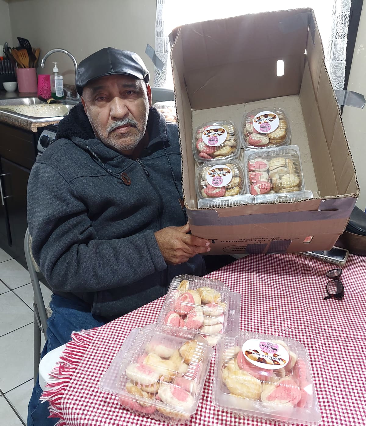 El señor René Sánchez invitó a las personas a comprar galletas que revende, debido a que está endeudado. Foto: Khennia Reyes