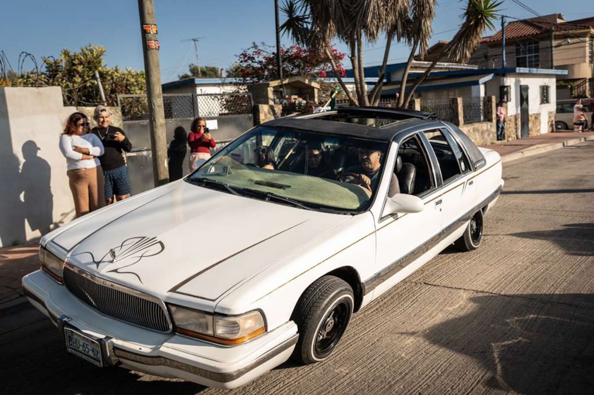 Vecinos y clubes de autos se reunieron para exhibir vehículos y bicicletas personalizadas en un ambiente familiar organizado por East Side Tijuana. Fotos: Border zoom