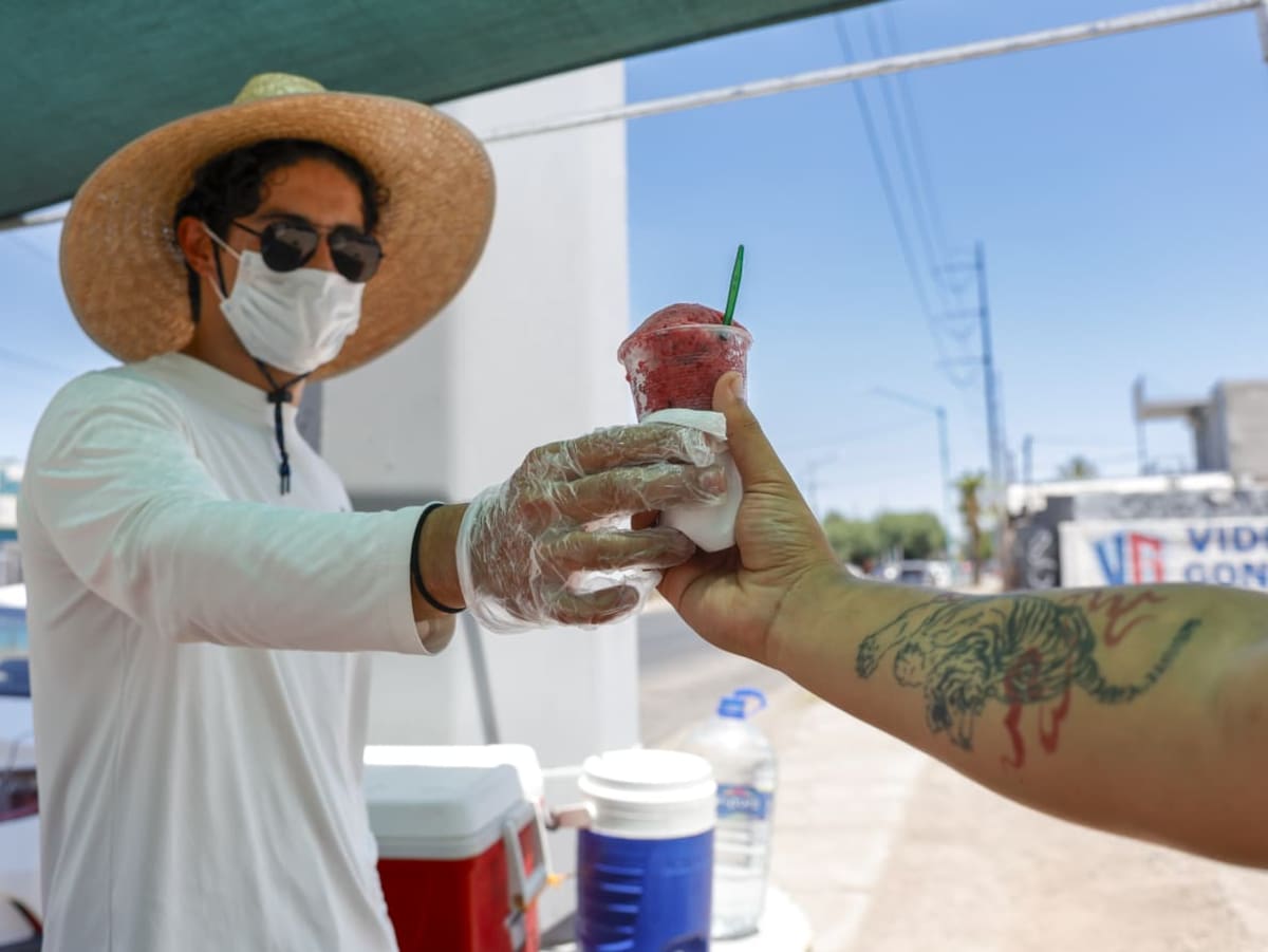 El joven vendedor explicó que el gusto por las nieves nació desde su infancia, al observar a su abuelo preparar este producto en casa.│Foto: Juan J. Morales