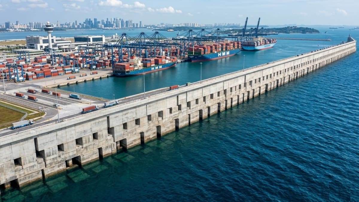 Singapur lanza 227 bloques de hormigón al mar para construir una megamuralla submarina que dará forma al puerto automatizado más grande del mundo con capacidad para 65 millones de contenedores