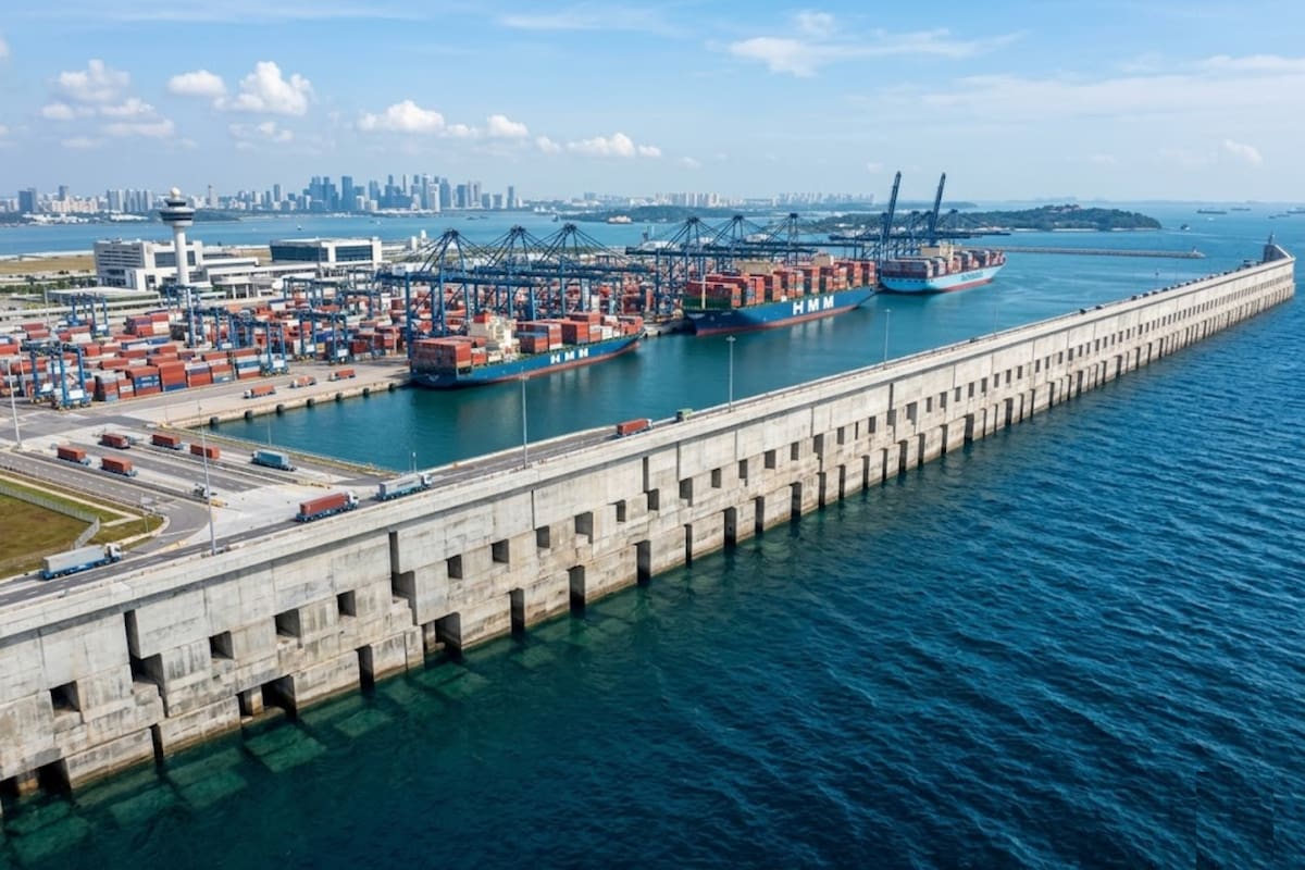 Singapur lanza 227 bloques de hormigón al mar para construir una megamuralla submarina que dará forma al puerto automatizado más grande del mundo con capacidad para 65 millones de contenedores