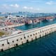 Singapur lanza 227 bloques de hormigón al mar para construir una megamuralla submarina que dará forma al puerto automatizado más grande del mundo con capacidad para 65 millones de contenedores