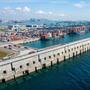 Singapur lanza 227 bloques de hormigón al mar para construir una megamuralla submarina que dará forma al puerto automatizado más grande del mundo con capacidad para 65 millones de contenedores