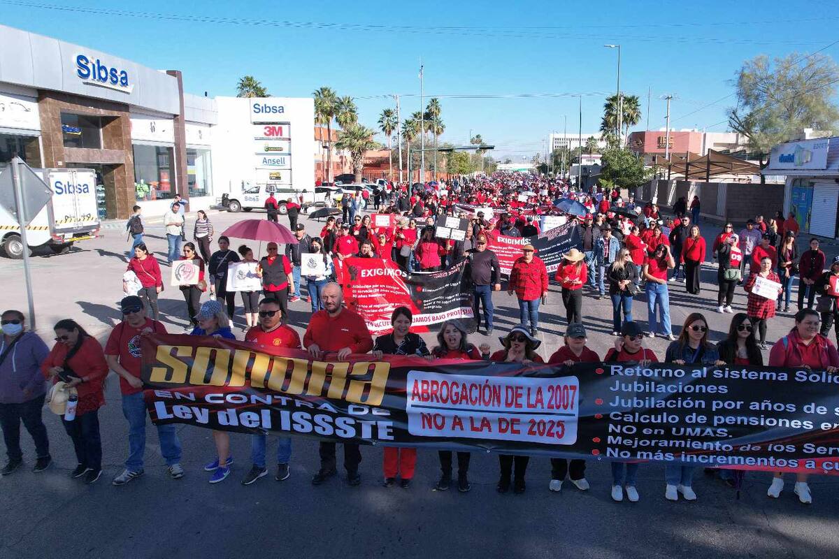 Marchan maestros federalizados de Sonora contra la ley del ISSSTE